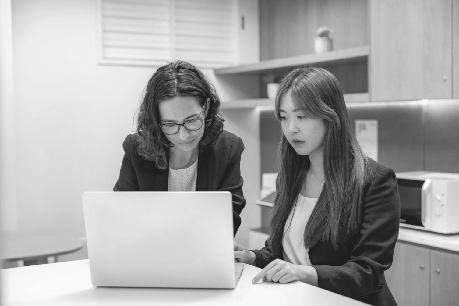 Groupe d'apprenants travaillant ensemble sur l'analyse financière