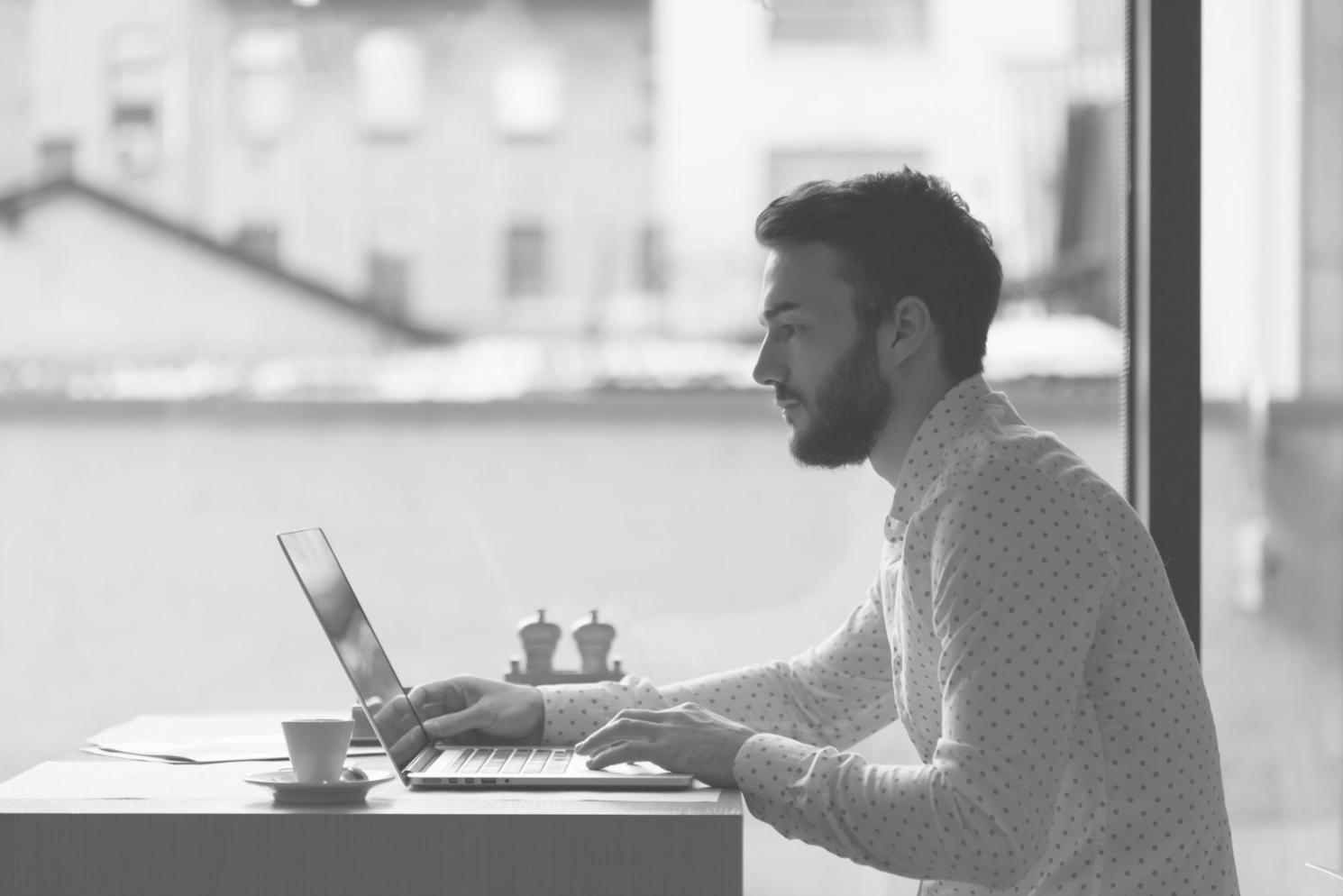 Espace de travail moderne avec outils d'analyse financière